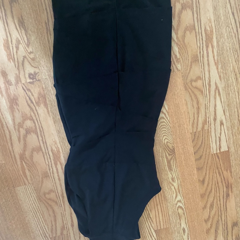 Elegant Black Sleeveless Dress - Picture 7 of 7